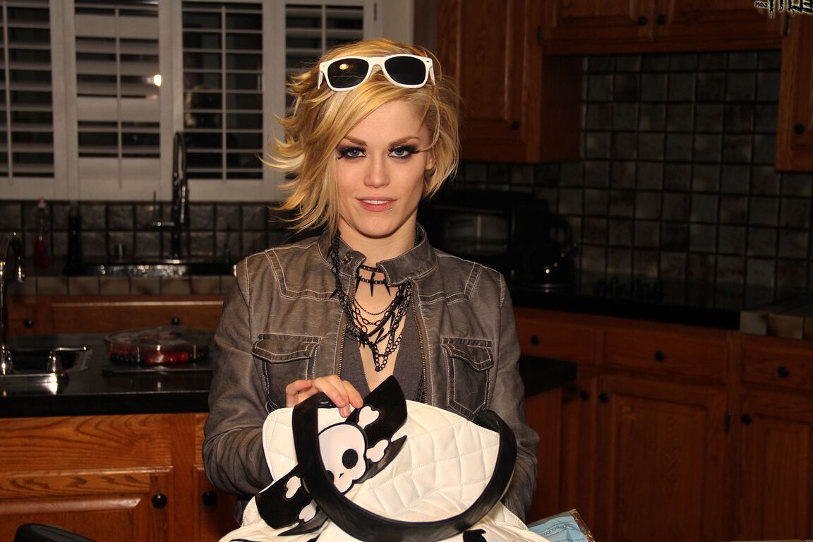 17P La rubia Ash Hollywood se desnuda y maquilla antes de follar con Ryan Madison