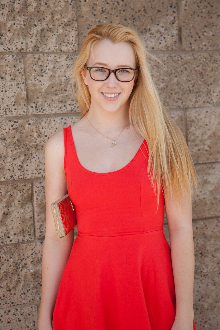 12P A namorada adolescente Samantha Rone revela sua bela bunda e calcinha sexy