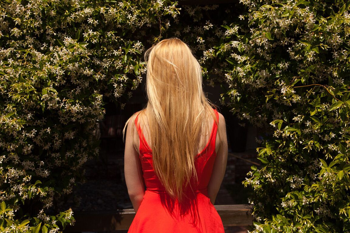 12P A namorada adolescente Samantha Rone revela sua bela bunda e calcinha sexy