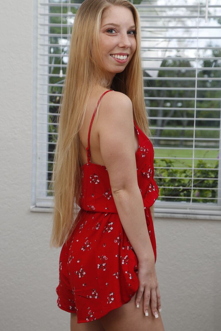 21P La joven rubia Macy Marx muestra su cuerpo y se deja clavar en el armario