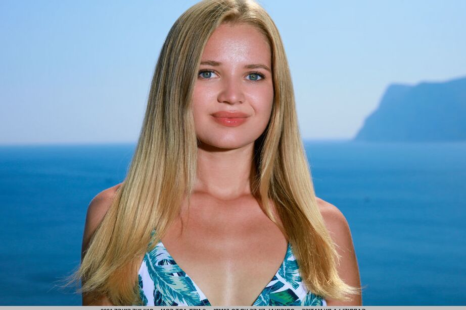 18P A doce adolescente loira Gabriella tira um maiô para posar nua em um penhasco à beira-mar