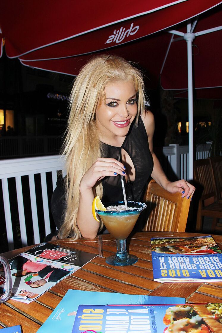 13P NN Gallery of a drunk blonde in Tight Leggins hiding her Bulge