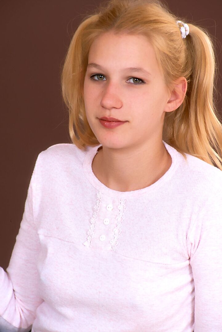 16P La adolescente solitaria Ashley Cute se quita las bragas de algodón antes de masturbarse