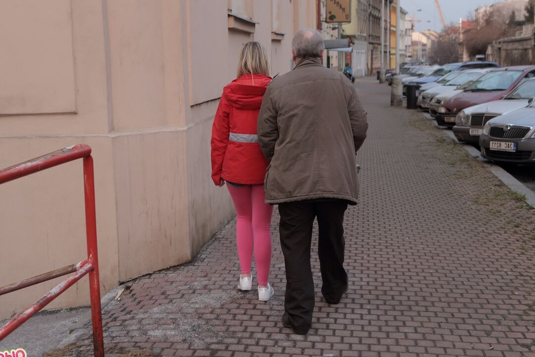 16P La jeune blonde Renata se fait draguer dans la rue par un vieil homme pour une baise
