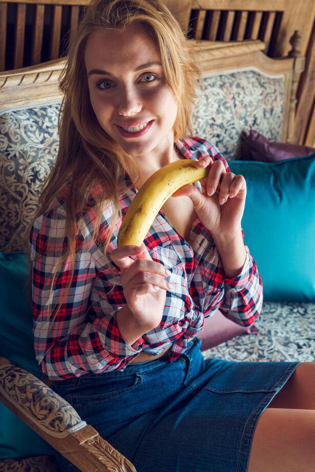 18P La sexy adolescente Ryana pela un plátano antes de mostrar su dulce coño desnuda