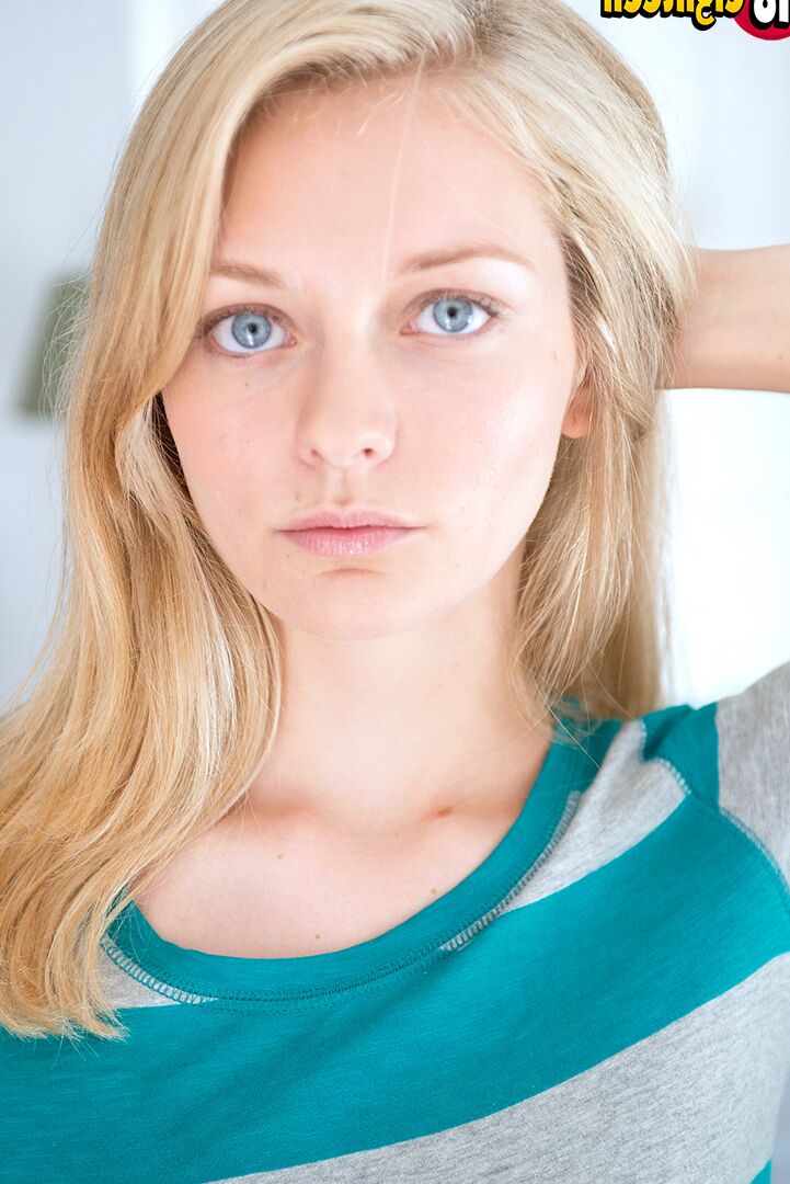 16P Loira esbelta de olhos azuis Alli Rae se beijando