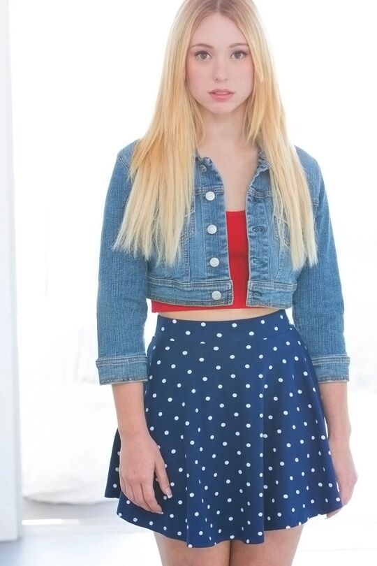 16P La jeune blonde Lucy Tyler montre sa chatte rasée et son cul serré.