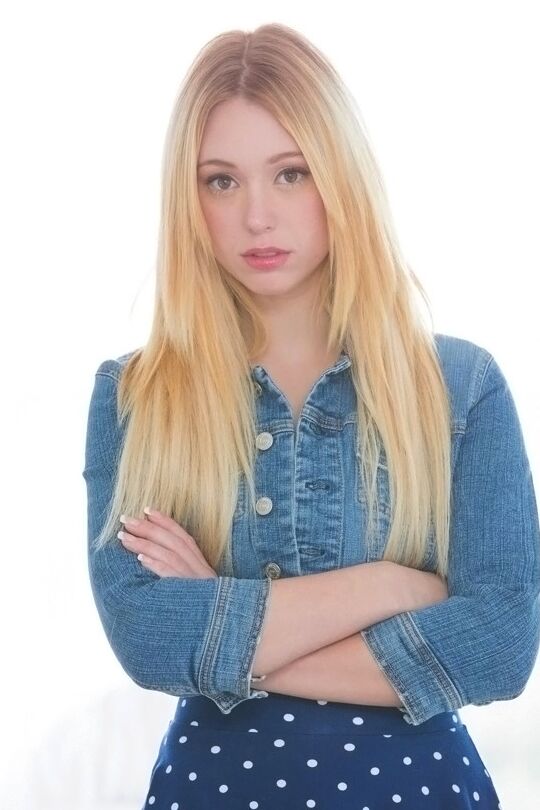 16P La jeune blonde Lucy Tyler montre sa chatte rasée et son cul serré.