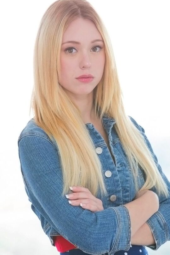 16P La jeune blonde Lucy Tyler montre sa chatte rasée et son cul serré.