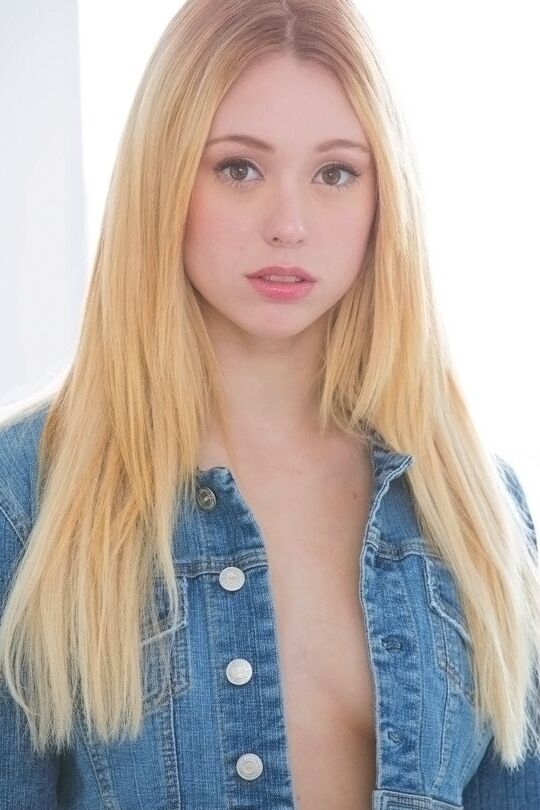 16P La jeune blonde Lucy Tyler montre sa chatte rasée et son cul serré.