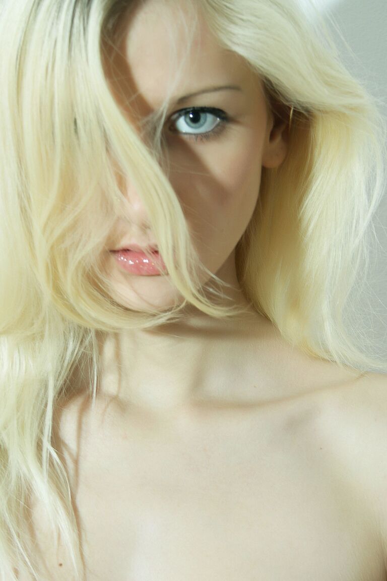 18P Preciosa modelo rubia de ojos azules Nika N posa desnuda para The Life Erotic