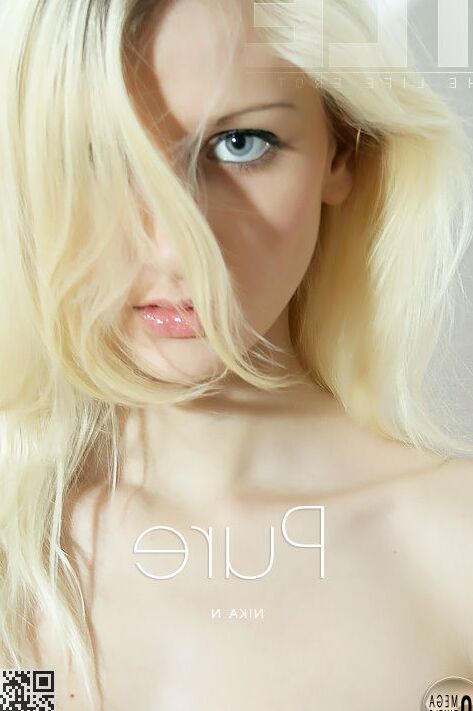 18P Preciosa modelo rubia de ojos azules Nika N posa desnuda para The Life Erotic