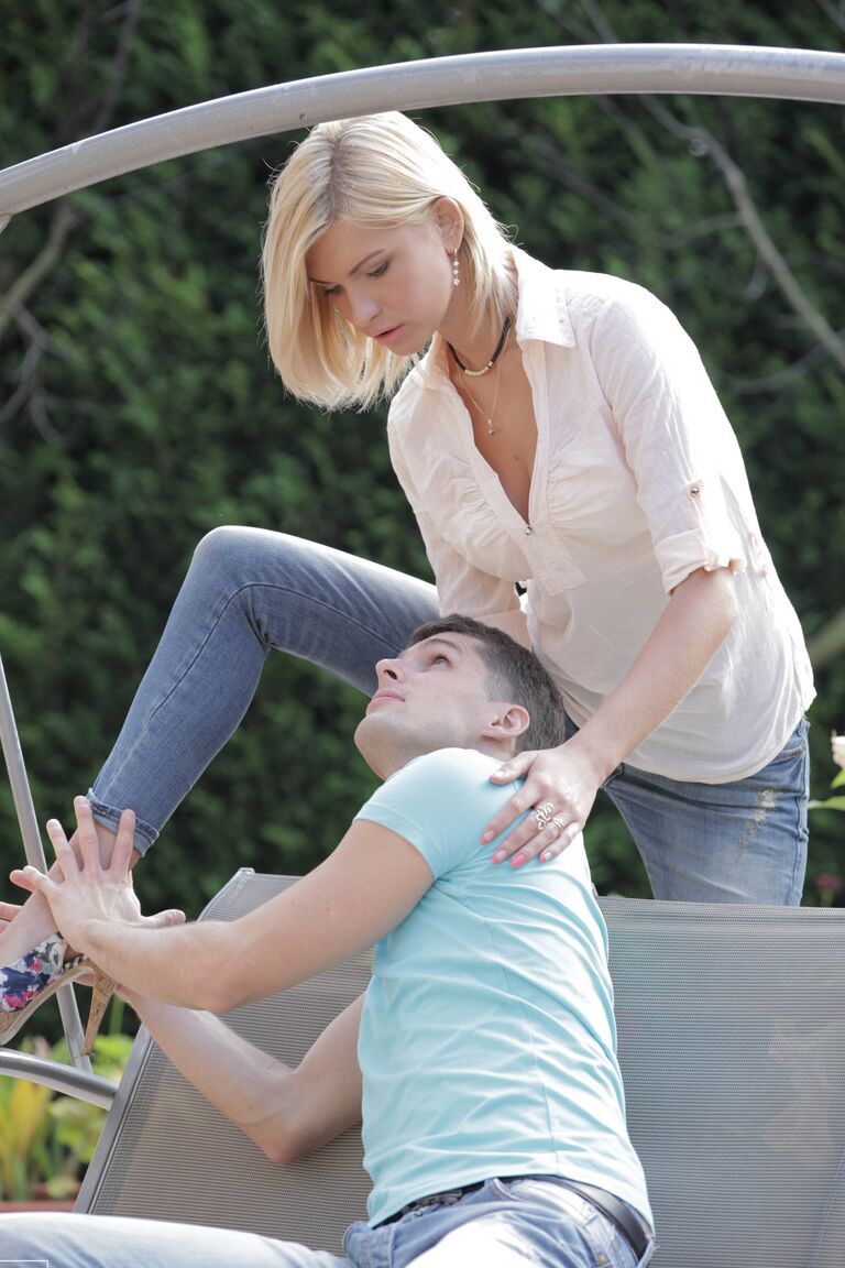 17P La blonde moldave Karina Grand et son petit ami entrent dans la maison pour faire l'amour