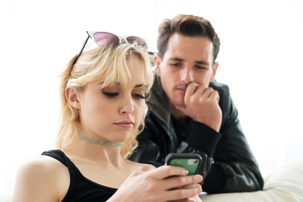 15P La petite blonde Chloe Cherry branle la bite de son mec après avoir baisé sur le canapé