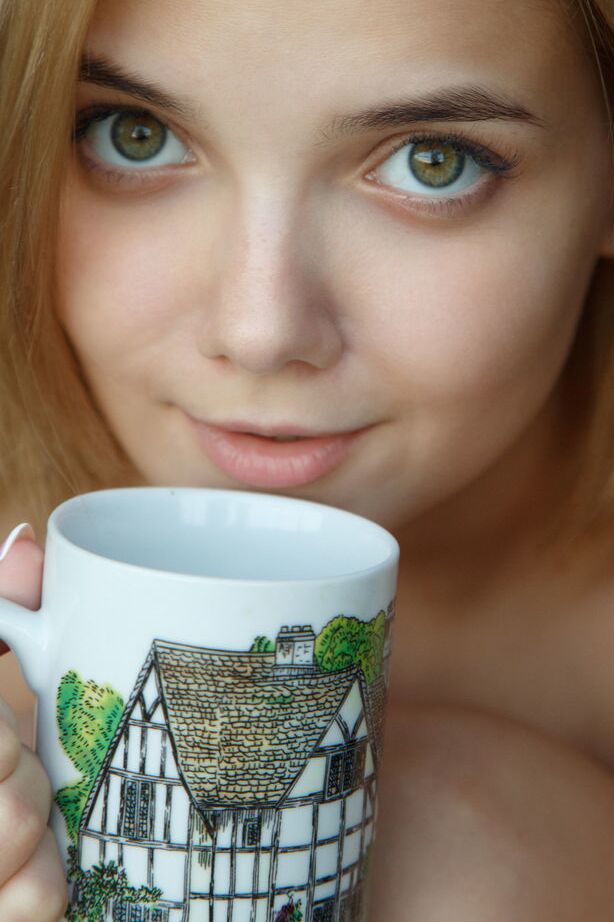 18P La jeune blonde Chanel Fenn se met totalement nue sur le balcon de son appartement