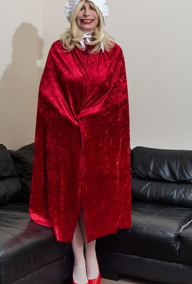 20P La rubia madura Barby Slut se expone mientras usa un traje de cosplay