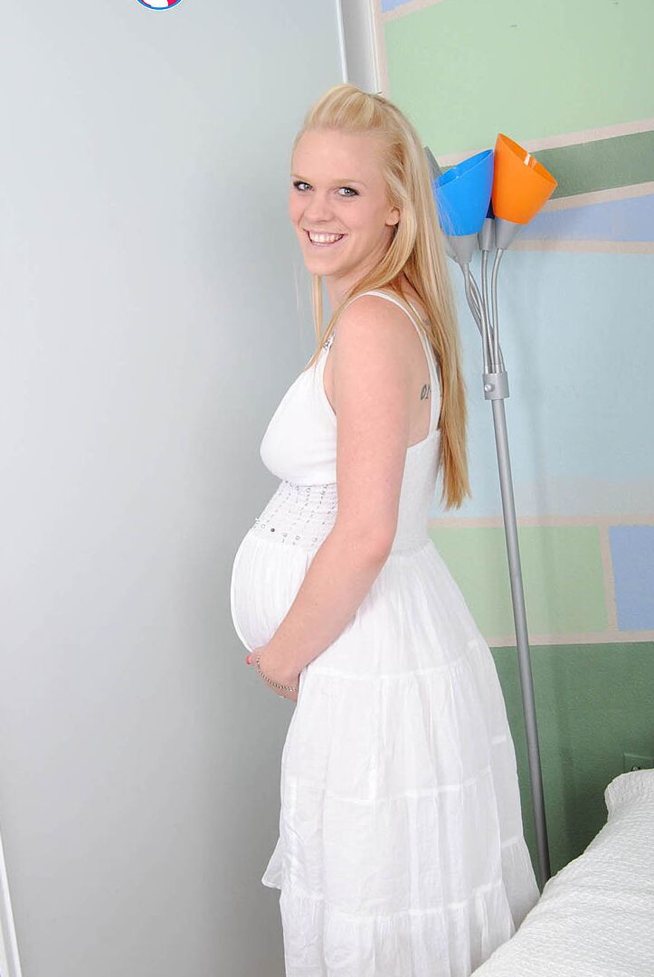 15P L'amatrice blonde Hydii May montre son ventre de femme enceinte alors qu'elle se prépare à se masturber.