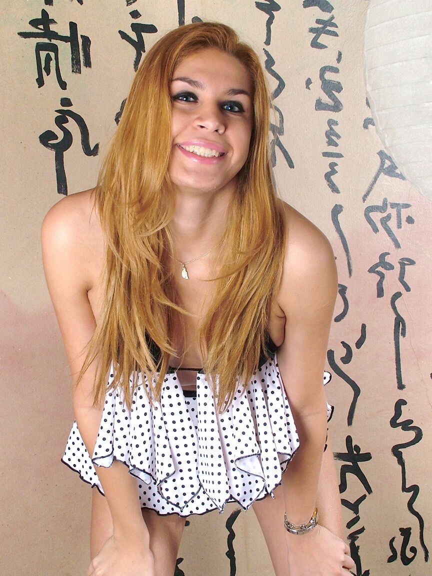 21P La exótica T-girl Andreia Mel se desnuda y expone su salchicha tiesa