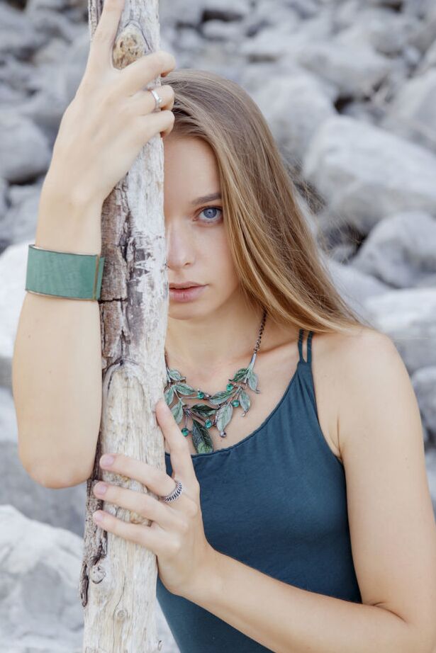 18P La hermosa adolescente Milena D muestra su coño recortado sobre las rocas en el lecho de un río