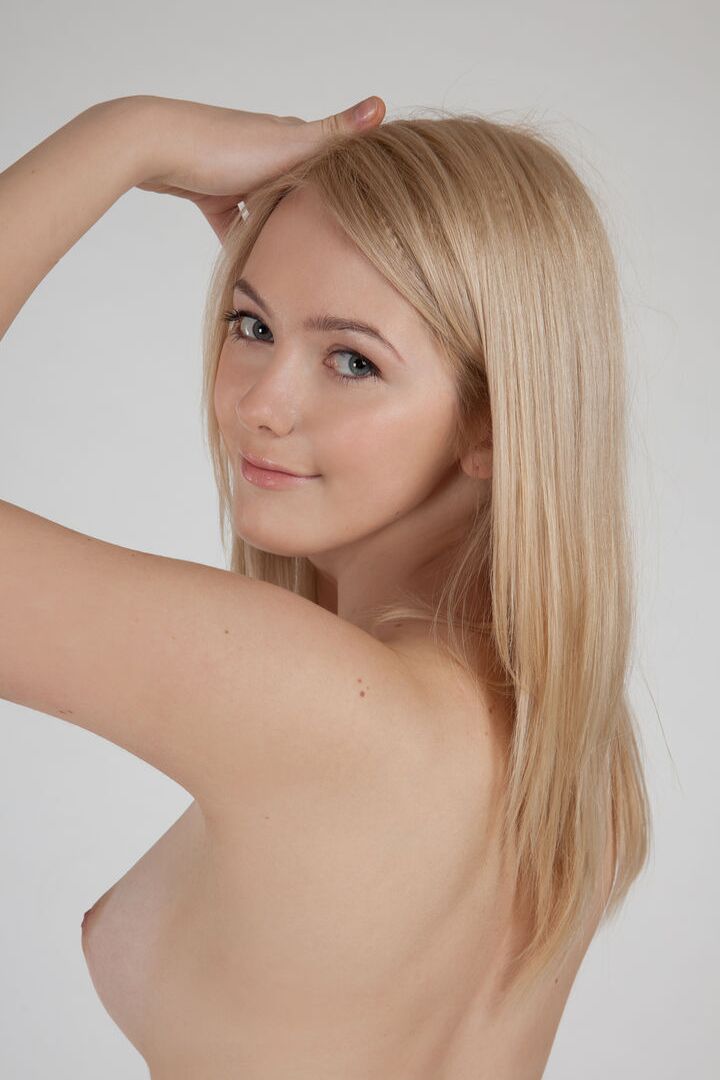 16P La joven rubia de tetas firmes Lulya D muestra su chocho calvo desnuda