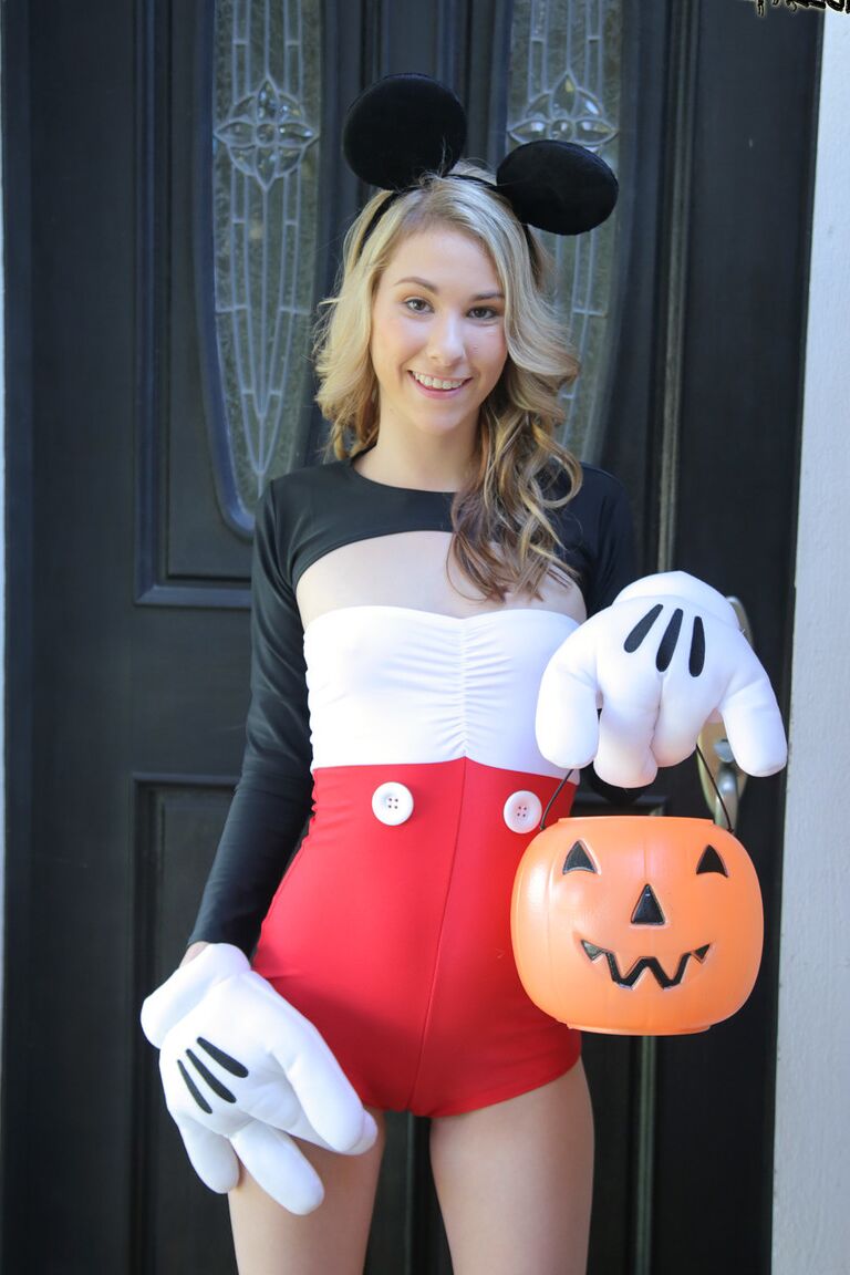 17P A linda adolescente Tysen Rich mostra sua bunda pequena e gostosa em uma fantasia sexy de Halloween