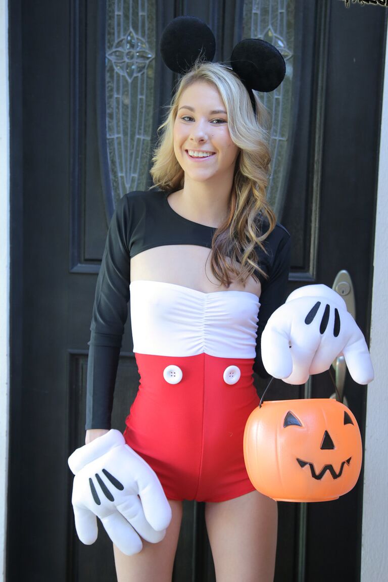 17P A linda adolescente Tysen Rich mostra sua bunda pequena e gostosa em uma fantasia sexy de Halloween