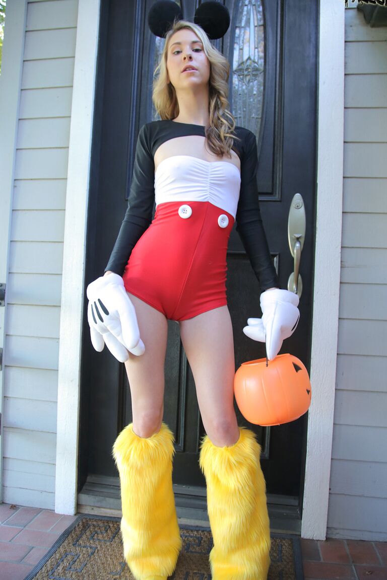 17P A linda adolescente Tysen Rich mostra sua bunda pequena e gostosa em uma fantasia sexy de Halloween