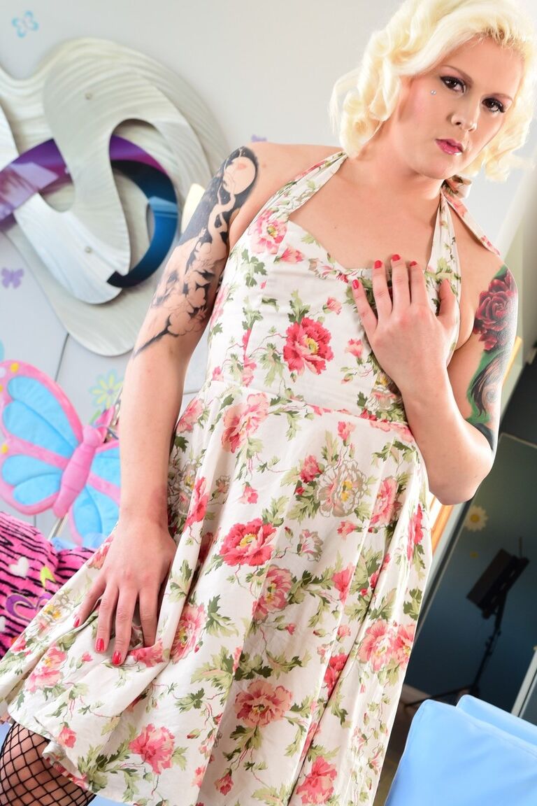17P La trans blonde tentante Isabella Sorrenti exhibe ses petits seins