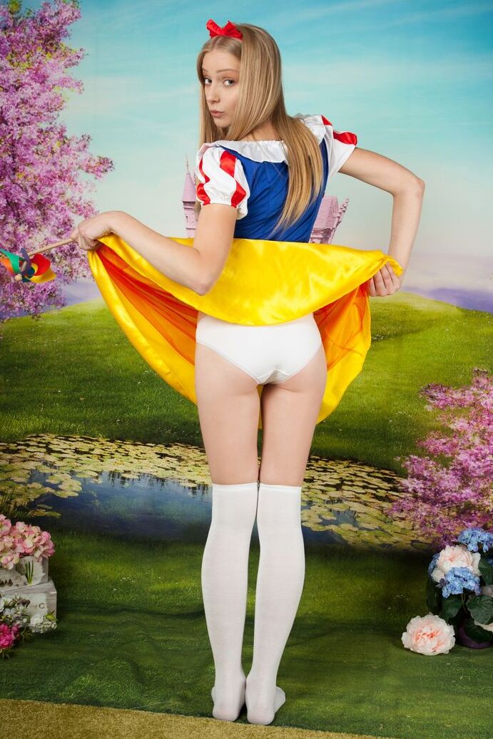 20P Teen Cutie enlève ses sous-vêtements en coton blanc pour poser sur les chaussettes