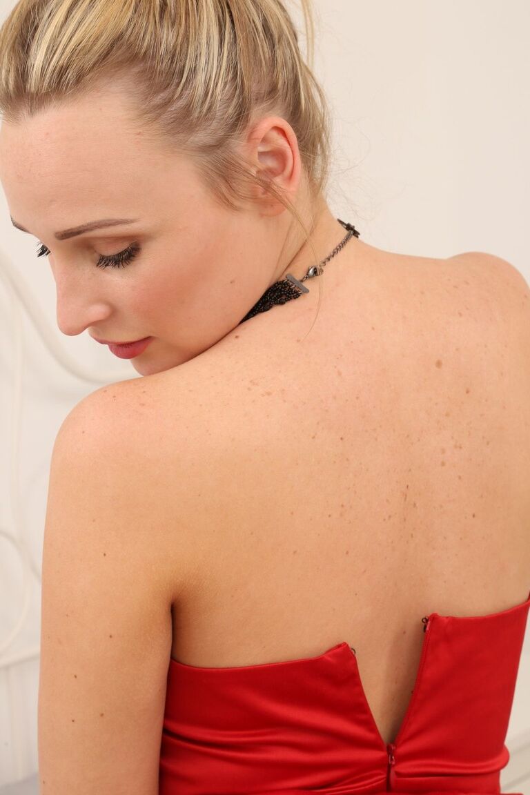 21P La bombasse blonde Rachel May enlève sa robe rouge et couvre ses seins avec des bas