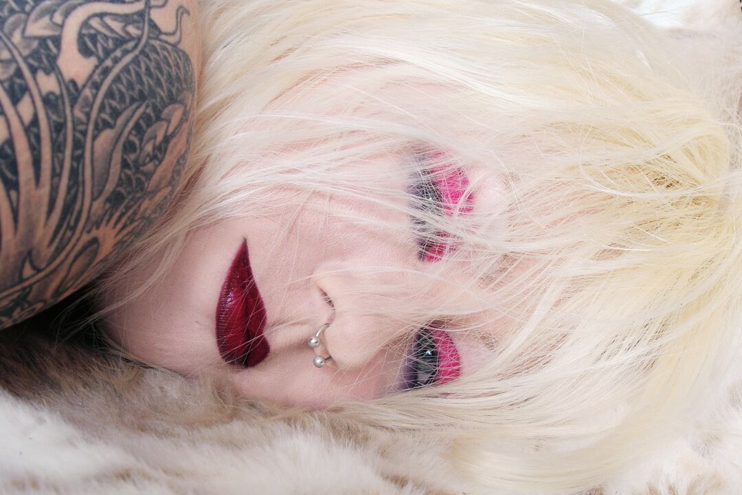 15P La blonde tatouée Cindy B arbore des lèvres rouges lors de poses nues confiantes en bas de nylon