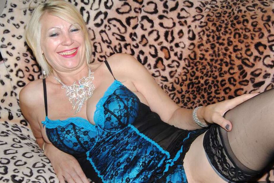20P La blonde mature Dimonty libère sa chatte chauve tout en portant de la lingerie chaude