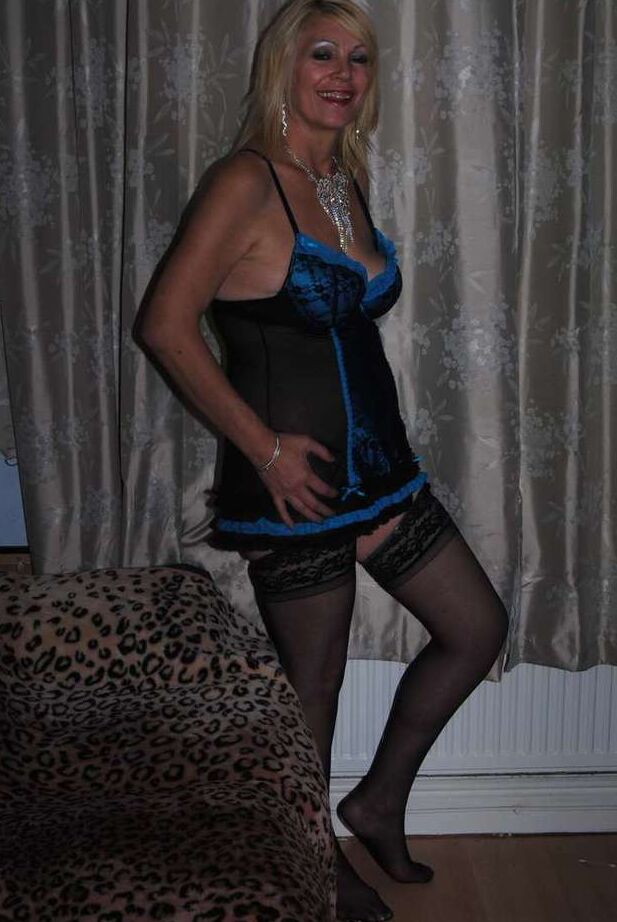 20P La blonde mature Dimonty libère sa chatte chauve tout en portant de la lingerie chaude