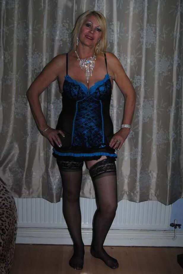 20P La blonde mature Dimonty libère sa chatte chauve tout en portant de la lingerie chaude