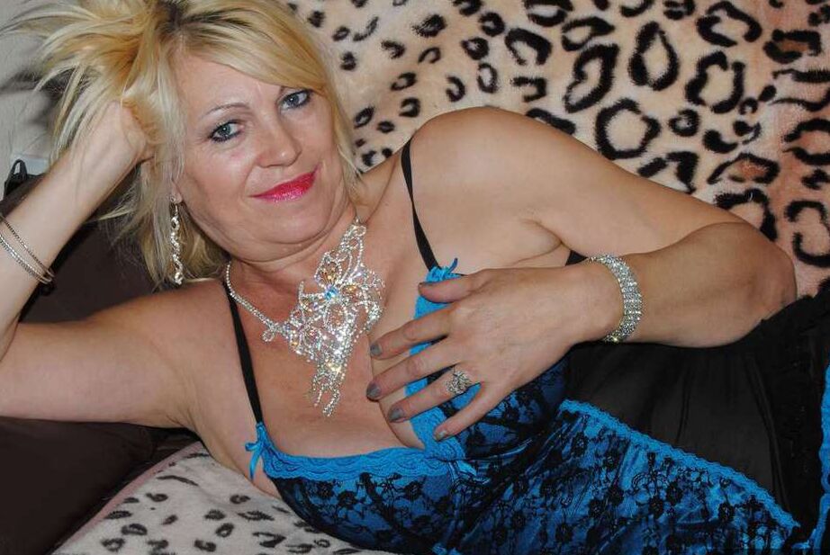 20P La blonde mature Dimonty libère sa chatte chauve tout en portant de la lingerie chaude