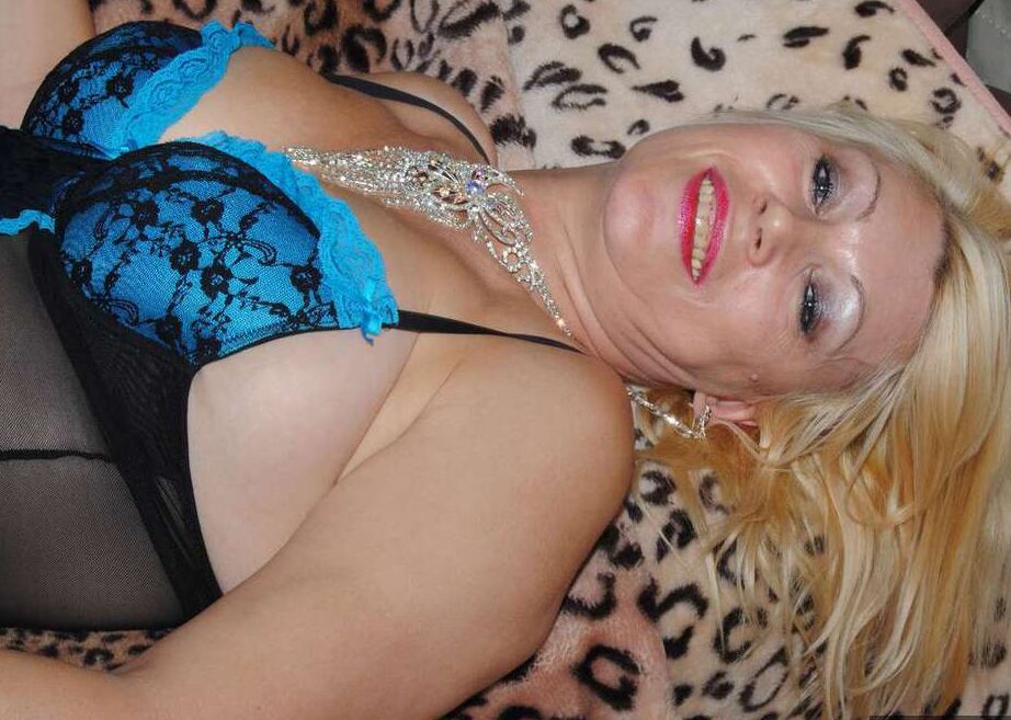 20P La blonde mature Dimonty libère sa chatte chauve tout en portant de la lingerie chaude