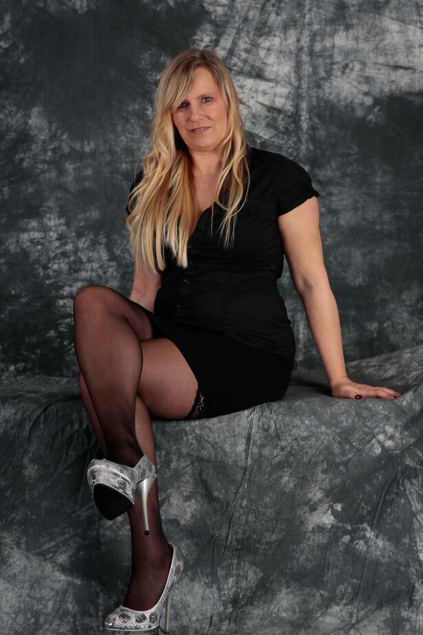 20P La blonde plus âgée Sweet Susi perd ses seins naturels et s'arrache d'une robe noire