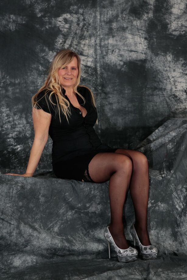 20P La blonde plus âgée Sweet Susi perd ses seins naturels et s'arrache d'une robe noire