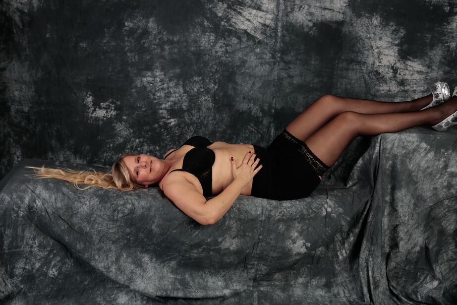 20P La blonde plus âgée Sweet Susi perd ses seins naturels et s'arrache d'une robe noire