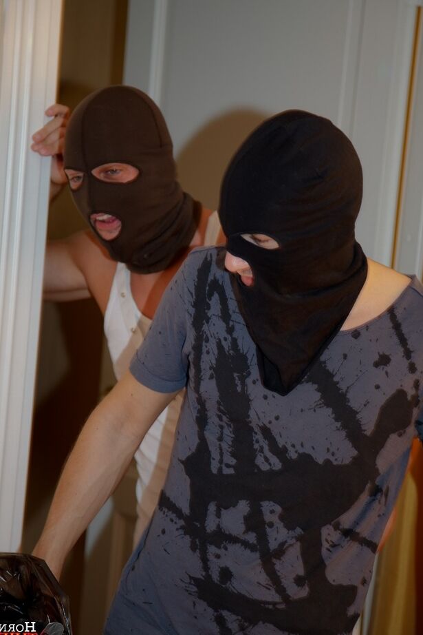 16P Adolescente loira adormecida é acordada por homens mascarados querendo foder e gozar nela