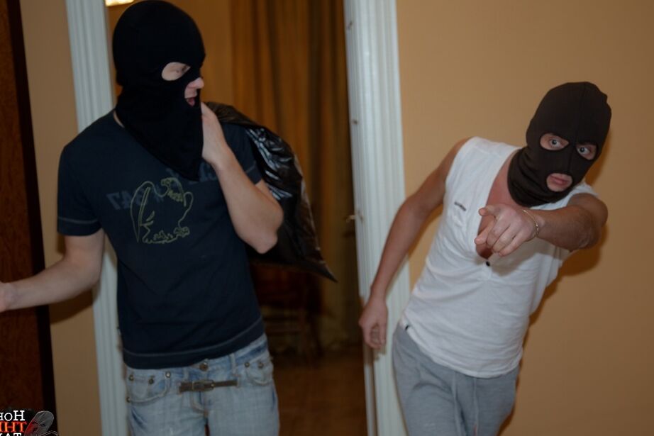 16P Joven rubia escupe semen después de que unos enmascarados la obligaran a chupárselo