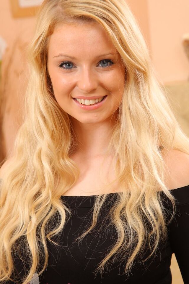 16P Hollie, blonde naturelle, affiche ses seins fermes en bas et jarretières.