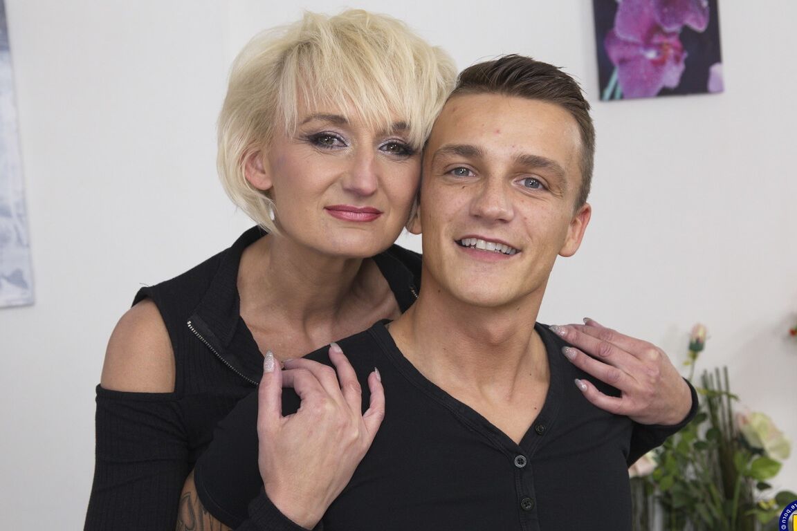 16P Geile reife Frau zeigt stolz ihren Toyboy, bevor sie ihn wie verrückt fickt