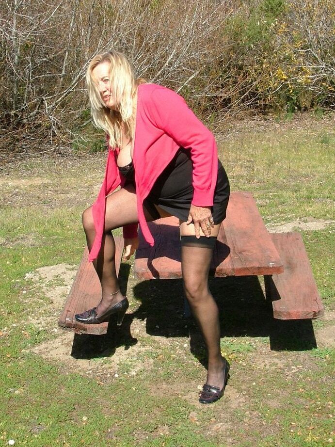 19P A loira mais velha Adonna faz sua estreia como modelo nua em uma mesa de piquenique