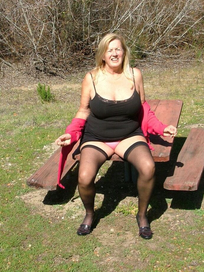 19P A loira mais velha Adonna faz sua estreia como modelo nua em uma mesa de piquenique