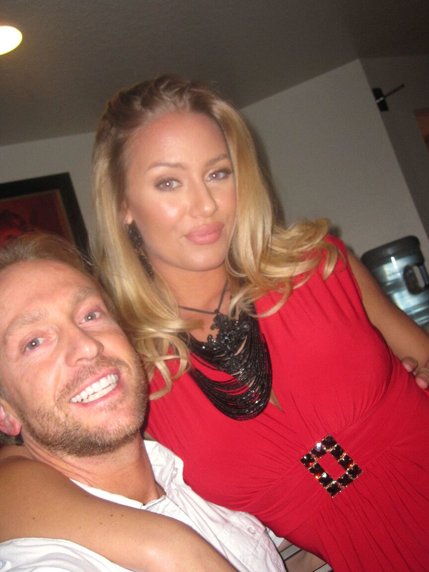 17P A pornstar americana Nicole Aniston experimenta roupas sexy