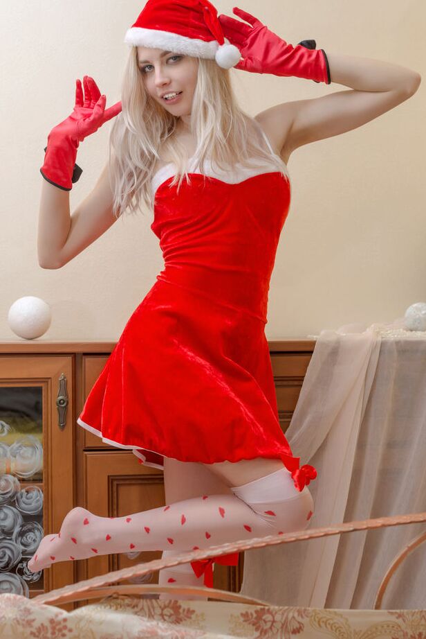 16P La delgada rubia Egida posa desnuda con gorro de Papá Noel y medias sexys