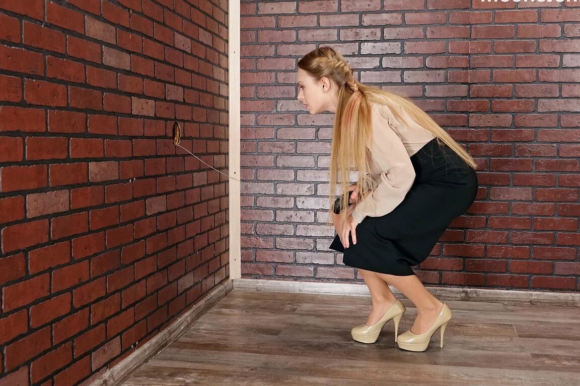 15P Bekleidete Frau mit langen Haaren wird an einem Gloryhole mit Sperma übergossen