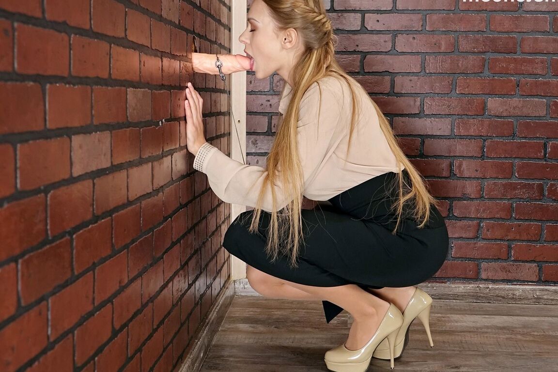 15P Bekleidete Frau mit langen Haaren wird an einem Gloryhole mit Sperma übergossen