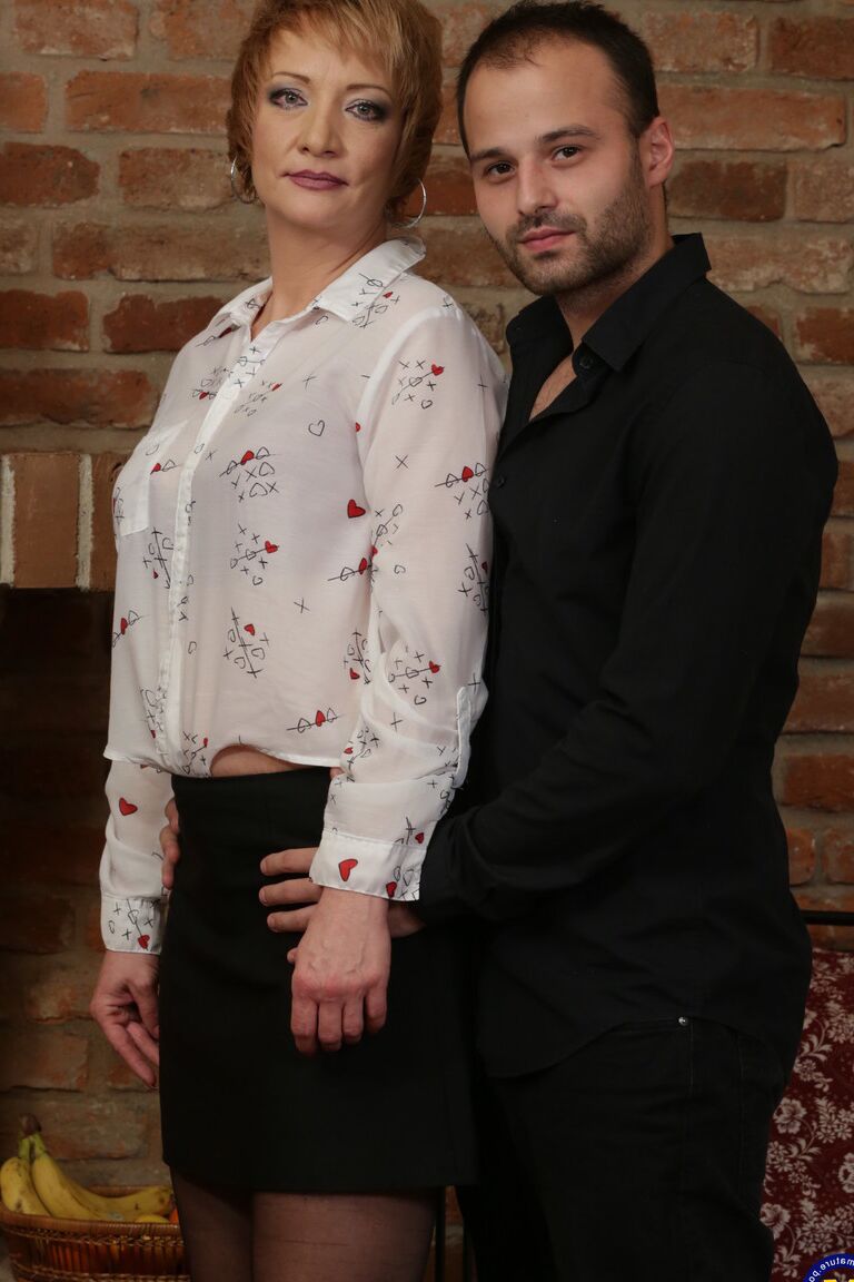 16P Une vieille dame chaude est déshabillée jusqu'à ses bas par un ami après un dîner romantique